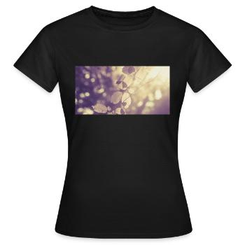 Zweig in Gegenlicht - Frauen T-Shirt - Schwarz - Vorne - AI Model Female 172 dark (172cm)