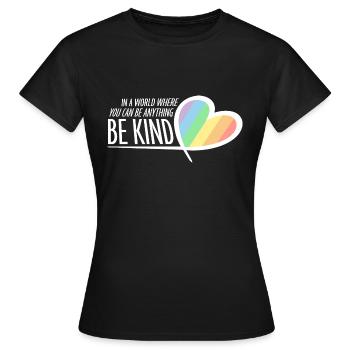 In A World Where You Can Be Anything Be Kind Zitat - Frauen T-Shirt - Schwarz - Vorne - AI Model Female 172 dark (172cm)