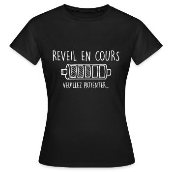 Réveil en cours. Cadeau Dormeur Humour - T-shirt Femme - noir - Devant - AI Model Female 172 dark (172cm)