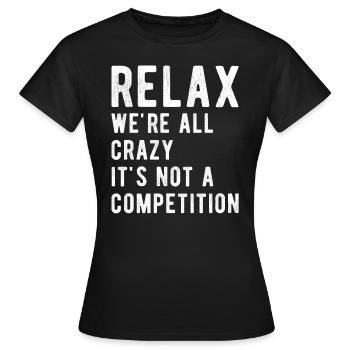 Entspann dich, wir sind alle verrückt, es ist kein Wettbewerb; - Frauen T-Shirt - Schwarz - Vorne - AI Model Female 172 dark (172cm)