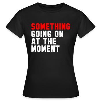 Quelque chose se passe en ce moment - T-shirt Femme - noir - Devant - AI Model Female 172 dark (172cm)