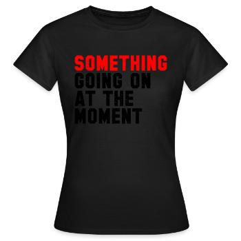 Quelque chose se passe en ce moment - T-shirt Femme - noir - Devant - AI Model Female 172 dark (172cm)