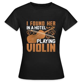 Ich fand sie in einem Hotel, als sie Geige - Frauen T-Shirt - Schwarz - Vorne - AI Model Female 172 dark (172cm)