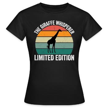 The Giraffe Whisperer - Frauen T-Shirt - Schwarz - Vorne - AI Model Female 172 dark (172cm)