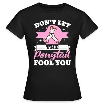 Lass dich nicht vom Pferdeschwanz täuschen MMA Taekwondo Girl - Frauen T-Shirt - Schwarz - Vorne - AI Model Female 172 dark (172cm)