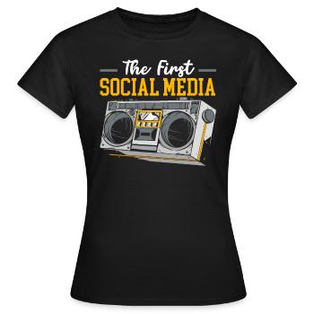 The First Social Media Job Social Media Manager - Women's T-Shirt - black - Front - AI Model Female 172 dark (172cm)