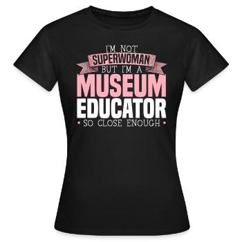 Je ne suis pas Superwoman mais je suis une éducatrice de musée - T-shirt Femme - noir - Devant - AI Model Female 172 dark (172cm)