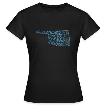 Modèle de l’Oklahoma dans le contour de la carte USA Amérique - T-shirt Femme - noir - Devant - AI Model Female 172 dark (172cm)