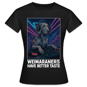 Weimaraner DJ: Elegant im Club mit Kopfhörer - Frauen T-Shirt - Schwarz - Vorne - AI Model Female 172 dark (172cm)