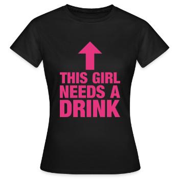 This Girl Needs A Drink - Frauen T-Shirt - Schwarz - Vorne - AI Model Female 172 dark (172cm)