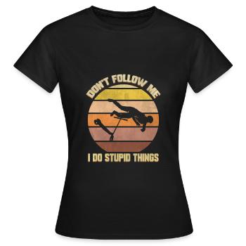 Scooter Tretroller Elektro Roller - Frauen T-Shirt - Schwarz - Vorne - AI Model Female 172 dark (172cm)