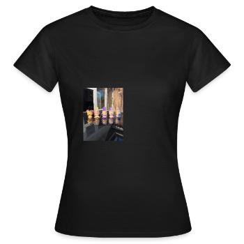 Kücken - Frauen T-Shirt - Schwarz - Vorne - AI Model Female 172 dark (172cm)