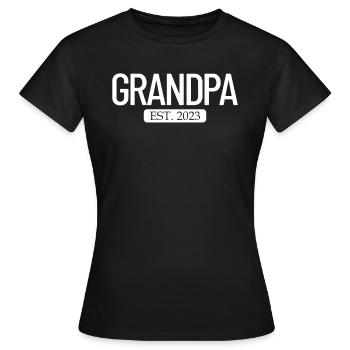 Opa Est. 2023 Neues Gro�elternteil Opa - Frauen T-Shirt - Schwarz - Vorne - AI Model Female 172 dark (172cm)