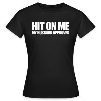 Schlagen Sie mich an, mein Mann stillt Swinger Hot - Frauen T-Shirt - Schwarz - Vorne - AI Model Female 172 dark (172cm)