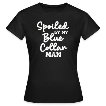 Von meinem Arbeiter verwöhntBlue Collar Wife-Sweat - Frauen T-Shirt - Schwarz - Vorne - AI Model Female 172 dark (172cm)