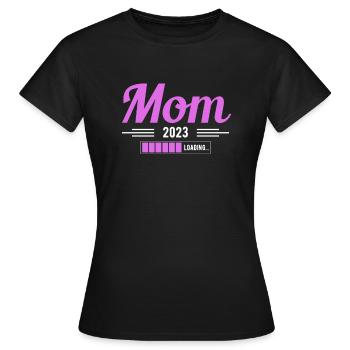 Mom 2023 Loading Shirt Geschenk - Frauen T-Shirt - Schwarz - Vorne - AI Model Female 172 dark (172cm)