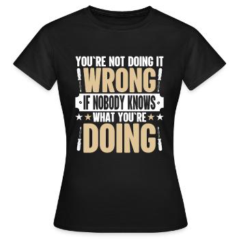 Du Machst Es Nicht Falsch Wenn Niemand Weiß Lustig - Frauen T-Shirt - Schwarz - Vorne - AI Model Female 172 dark (172cm)