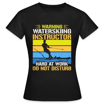 Avertissement : les moniteurs de ski nautique travaillent d’arrache-pied - T-shirt Femme - noir - Devant - AI Model Female 172 dark (172cm)