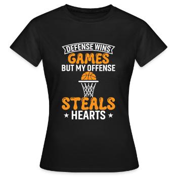 Die Defensive gewinnt Spiele, aber meine Offensive stiehlt Herzen. - Frauen T-Shirt - Schwarz - Vorne - AI Model Female 172 dark (172cm)