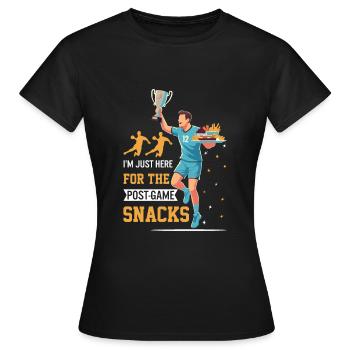 Ich bin nur für die Snacks nach dem Spiel hier! - Frauen T-Shirt - Schwarz - Vorne - AI Model Female 172 dark (172cm)