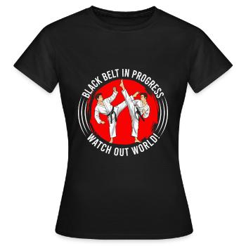 Ceinture noire en cours - attention monde ! - T-shirt Femme - noir - Devant - AI Model Female 172 dark (172cm)