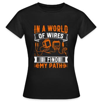 In einer Welt der Drähte finde ich meinen Weg. - Frauen T-Shirt - Schwarz - Vorne - AI Model Female 172 dark (172cm)