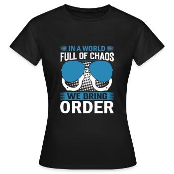In einer Welt voller Chaos bringen wir Ordnung. - Frauen T-Shirt - Schwarz - Vorne - AI Model Female 172 dark (172cm)