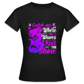 Fang mich dort, wo die Wellen das Ufer küssen. - Frauen T-Shirt - Schwarz - Vorne - AI Model Female 172 dark (172cm)