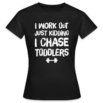 Ich trainiere, nur ein Scherz, ich jage Kleinkinder - Frauen T-Shirt - Schwarz - Vorne - AI Model Female 172 dark (172cm)