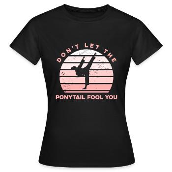 Taekwondo amusant - Ne laissez pas la queue de cheval vous tromper - T-shirt Femme - noir - Devant - AI Model Female 172 dark (172cm)