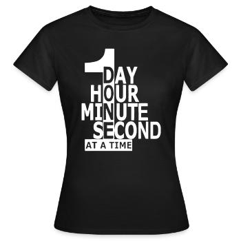 Ein Tag, Stunde, Minute, Sekunde nach dem anderen - Frauen T-Shirt - Schwarz - Vorne - AI Model Female 172 dark (172cm)