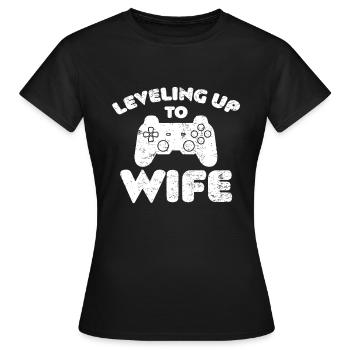 Promu au rang de joueur de femme au niveau supérieur au rang d’épouse - T-shirt Femme - noir - Devant - AI Model Female 172 dark (172cm)