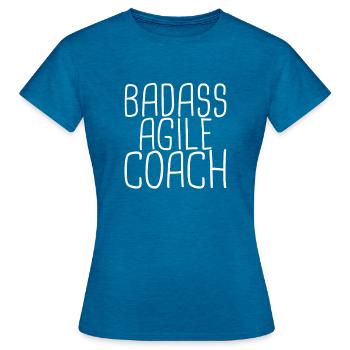 « Coach Agile Badass | Agile » - T-shirt Femme - bleu saphir antique chiné - Devant - AI Model Female 172 dark (172cm)