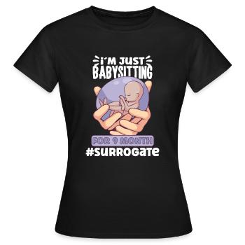 Surrogate Surrogacy Gestational Surrogate Mom - Frauen T-Shirt - Schwarz - Vorne - AI Model Female 172 dark (172cm)