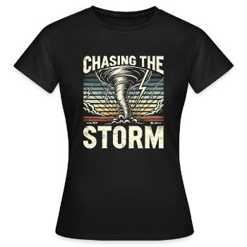 Erlebe Die Faszinierende Welt Des Tornadojagens - Frauen T-Shirt - Schwarz - Vorne - AI Model Female 172 dark (172cm)