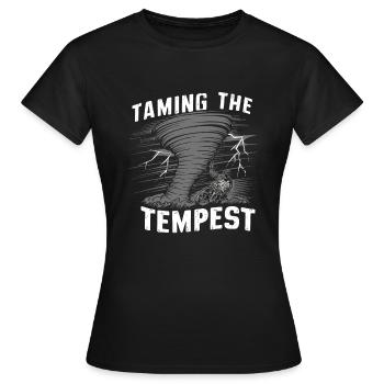 Erlebe Die Faszinierende Welt Des Tornadojagens - Frauen T-Shirt - Schwarz - Vorne - AI Model Female 172 dark (172cm)