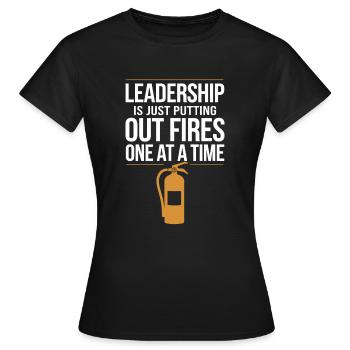 Leadership et gestion orientés vers le progrès pour - T-shirt Femme - noir - Devant - AI Model Female 172 dark (172cm)