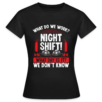 Pompiers de nuit Quel jour est-ce Pompier - T-shirt Femme - noir - Devant - AI Model Female 172 dark (172cm)
