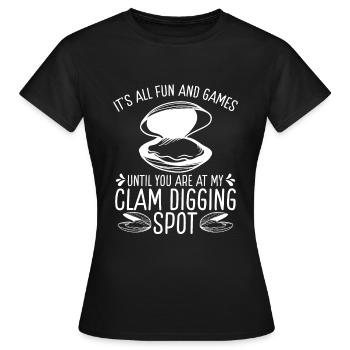 Clam Spot Clamming Rake Funny Clam Digger - Women's T-Shirt - black - Front - AI Model Female 172 dark (172cm)