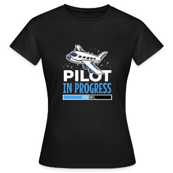 Geschenk für Flugschüler – Pilot in Progress Motiv - Frauen T-Shirt - Schwarz - Vorne - AI Model Female 172 dark (172cm)