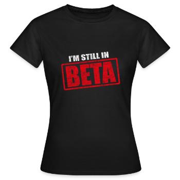 Lustiges Im Still In Beta Design Für Programmierer - Frauen T-Shirt - Schwarz - Vorne - AI Model Female 172 dark (172cm)