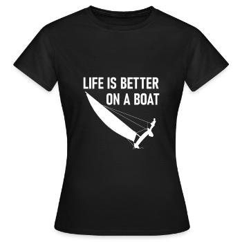 Life is better boat - Katamaran Segeln - Frauen T-Shirt - Schwarz - Vorne - AI Model Female 172 dark (172cm)