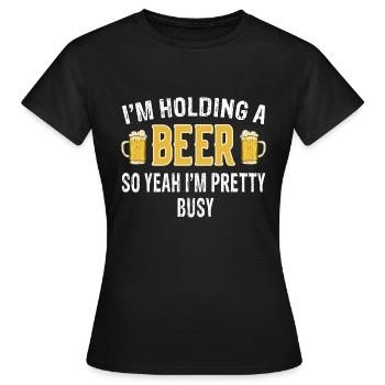 Je tiens une bière donc oui je suis assez occupé - T-shirt Femme - noir - Devant - AI Model Female 172 dark (172cm)