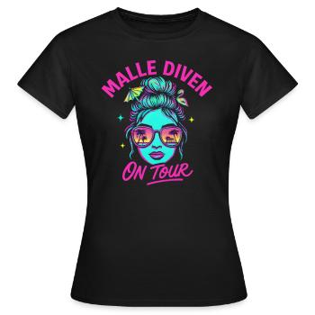 Mallorca Party Spruch Lustig Malle Diven On Tour - Frauen T-Shirt - Schwarz - Vorne - AI Model Female 172 dark (172cm)