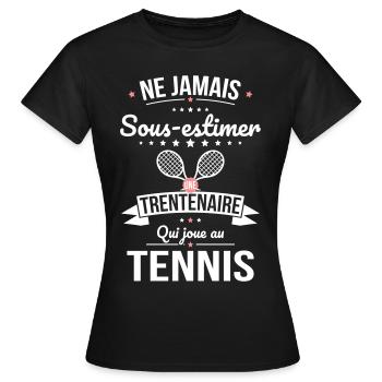 Sous-estimer une trentenaire qui joue au tennis - T-shirt Femme - noir - Devant - AI Model Female 172 dark (172cm)