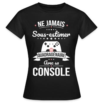 Sous-estimer une quadragénaire avec sa console - T-shirt Femme - noir - Devant - AI Model Female 172 dark (172cm)