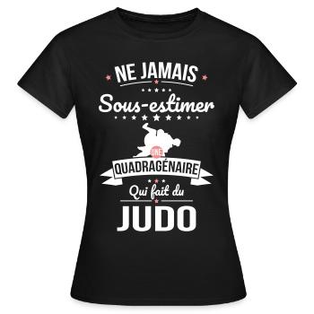 Sous-estimer une quadragénaire qui fait du judo - T-shirt Femme - noir - Devant - AI Model Female 172 dark (172cm)