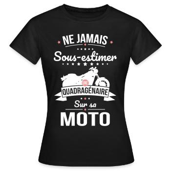 Sous-estimer une quadragénaire sur sa moto - T-shirt Femme - noir - Devant - AI Model Female 172 dark (172cm)