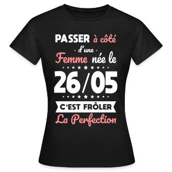 Anniversaire - Née le 26 Mai Frôler perfection - T-shirt Femme - noir - Devant - AI Model Female 172 dark (172cm)