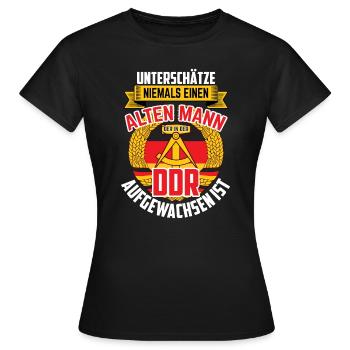 Unterschätz Niemals Alten Mann DDR Ostdeutschland - Frauen T-Shirt - Schwarz - Vorne - AI Model Female 172 dark (172cm)